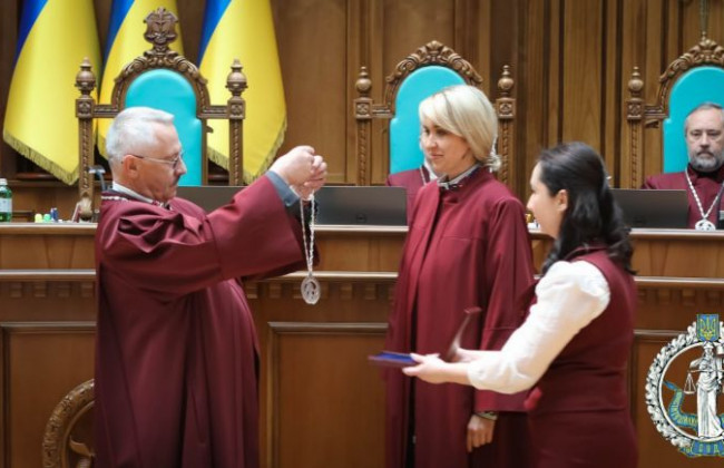 Оксані Грищук вручили мантію судді КСУ, нагрудний знак і посвідчення, ФОТО