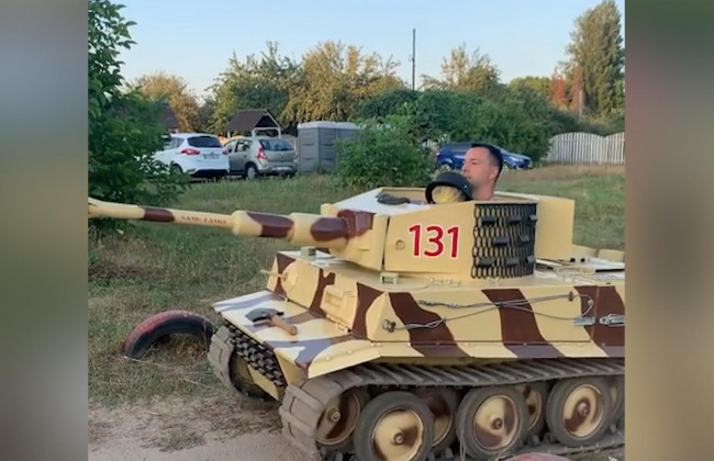 Арестович проехался на игрушечном танке, видео