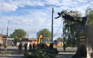 В Харькове снесли памятник Александру Невскому: видео