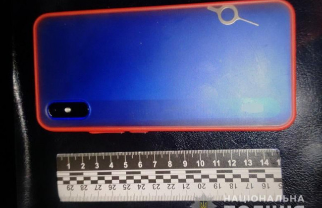 В Киеве напали на девушку: пытались выдернуть телефон