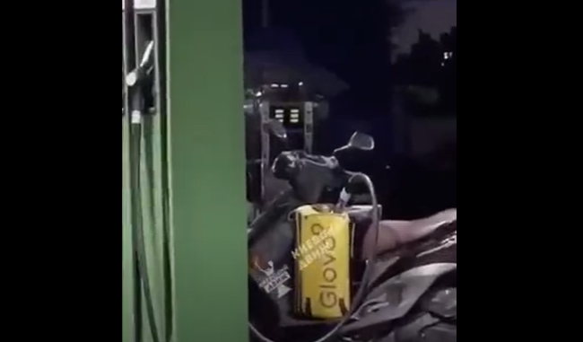 В Киеве курьер Glovo заправлял фирменный рюкзак бензином: видео