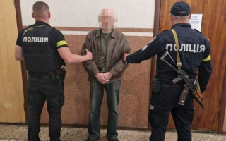 В Киеве мужчина напал с ножом на прохожего