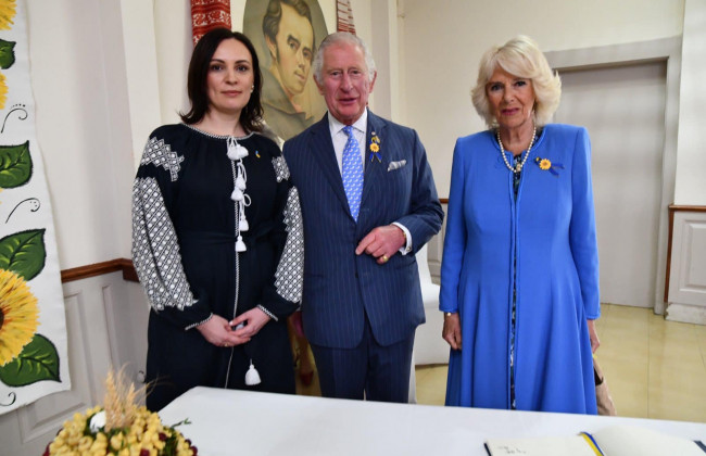 Принцу Чарльзу подарили марку с русским кораблем, фото