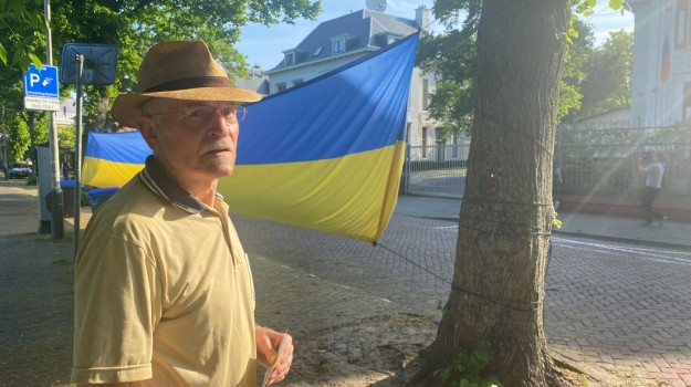 В Гааге каждый день вывешивают 20-метровый флаг Украины перед посольством РФ