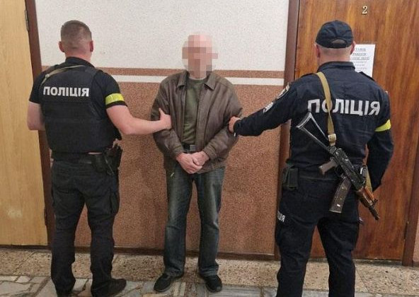 В Киеве мужчина напал с ножом на прохожего