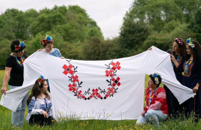 В Великобритании украинская беженка изготовила гигантскую вышиванку: фото