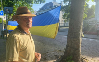 В Гааге каждый день вывешивают 20-метровый флаг Украины перед посольством РФ