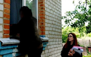 Под Киевом женщина привлекла 11-летнюю дочь к мародерству, видео