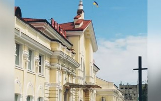 На вокзале  Херсона подняли флаг Украины