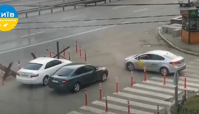 В Киеве на КПИ герои парковки оставили свои автомобили на развороте: видео