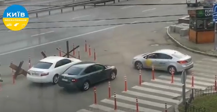 В Киеве на КПИ герои парковки оставили свои автомобили на развороте: видео