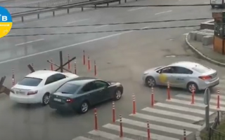 В Киеве на КПИ герои парковки оставили свои автомобили на развороте: видео