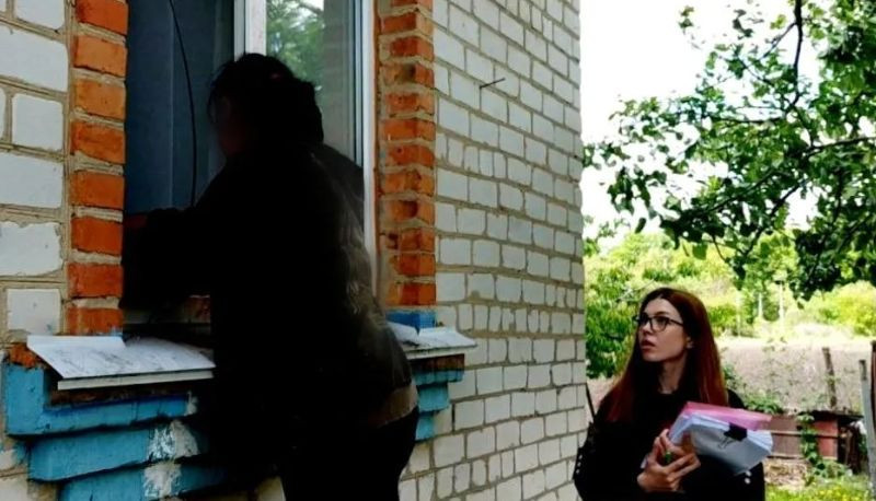 Под Киевом женщина привлекла 11-летнюю дочь к мародерству, видео