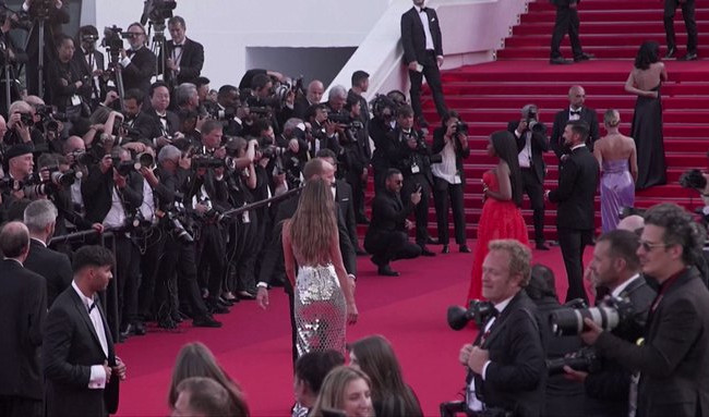 На красной дорожке в Каннах голая активистка устроила протест в поддержку Украины: видео