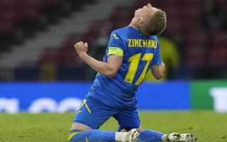 Украинский футболист Александр Зинченко в четвертый раз выиграл чемпионат Англии, видео