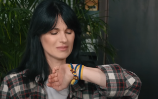 Ефросинина со слезами на глазах показала прощальный подарок мужа