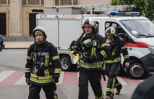 В Деснянском районе Киева вспыхнул автомобиль: фото
