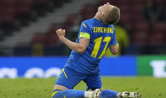Украинский футболист Александр Зинченко в четвертый раз выиграл чемпионат Англии, видео