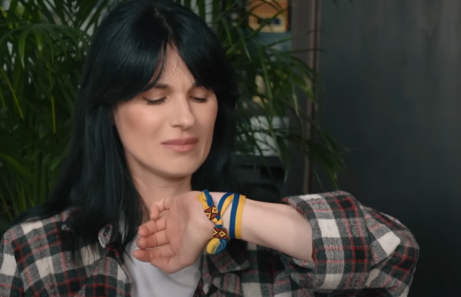 Ефросинина со слезами на глазах показала прощальный подарок мужа