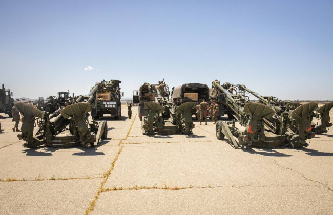 Пентагон опубликовал кадры погрузки в самолет 155-мм гаубиц для Украины