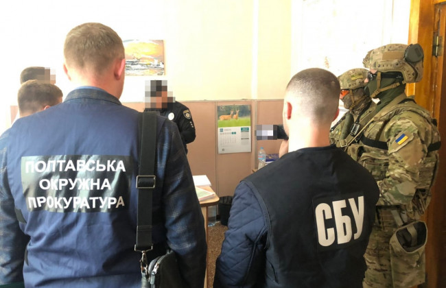 500 тисяч грн за неперешкоджання підприємницькій діяльності: на Полтавщині викрито начальника районної військової адміністрації
