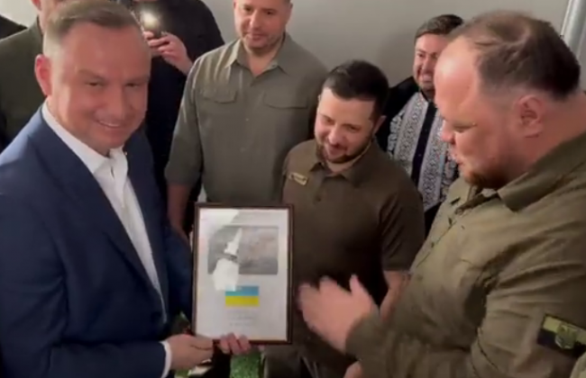 Анджей Дуда получил в подарок знаменитую марку с «‎русским кораблем»: видео