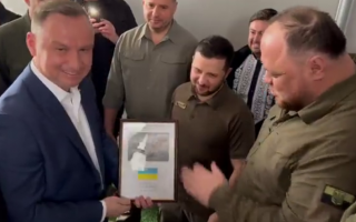 Анджей Дуда получил в подарок знаменитую марку с «‎русским кораблем»: видео