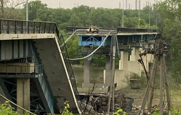 Окупанти зруйнували міст між Сєвєродонецьком та Лисичанськом, фото