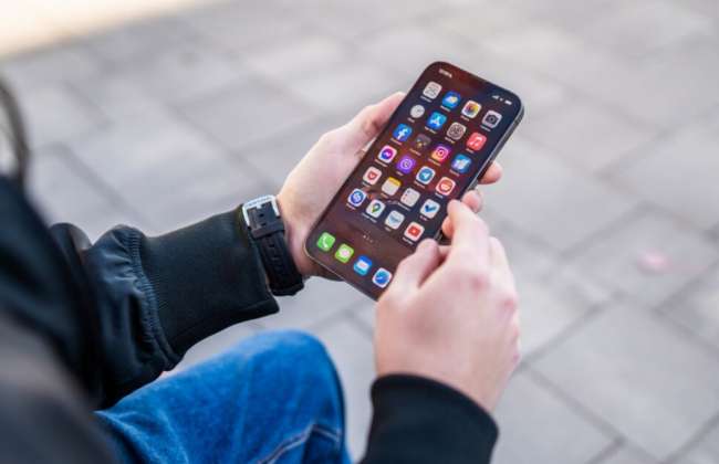 Операторы в Латвии продлили для украинских беженцев бесплатную мобильную связь