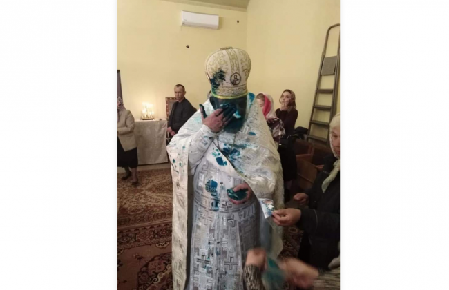 В городе Стрый во Львовской области неизвестные облили зеленкой священника УПЦ