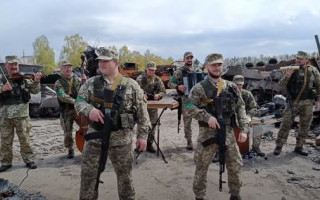 Бойцы ВСУ спели песню «Байрактар» на фоне уничтоженной техники РФ: видео