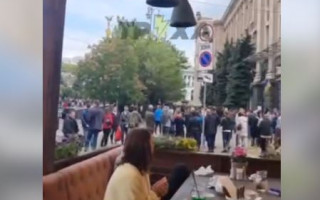 В Киеве сработала сирена: реакция людей в очереди за маркой, видео