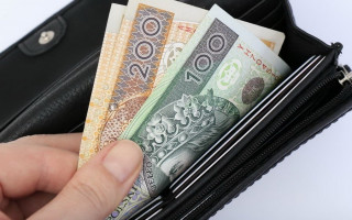 Украинским беженцам в Польше выплатят еще по 700 злотых: как получить деньги