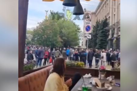В Киеве сработала сирена: реакция людей в очереди за маркой, видео