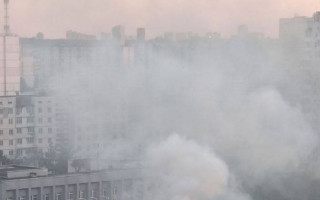 В Киеве на Оболони вспыхнуло одно из заведений, видео