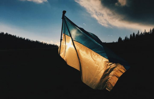 В Одесі чоловік зірвав прапор України та викинув у сміття, відео