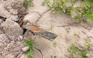 На Киевщине в поле нашли обломки неуправляемой авиаракеты