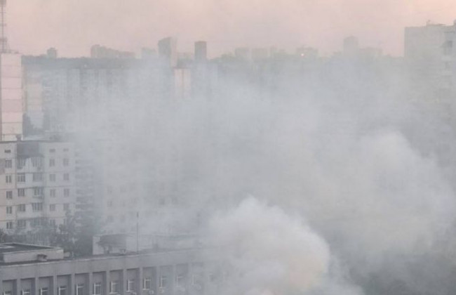 В Киеве на Оболони вспыхнуло одно из заведений, видео