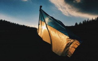 В Одесі чоловік зірвав прапор України та викинув у сміття, відео