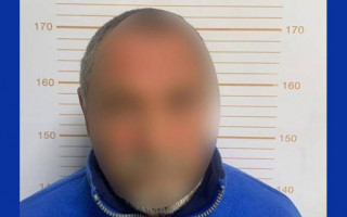 Бил ножом в грудь: в Киеве мужчина набросился на товарища