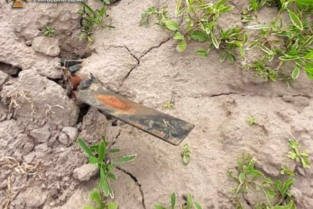 В Киевской области в поле обнаружили остатки неуправляемой авиаракеты