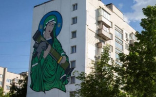 В Киеве завершили мурал «Святая Джавелина»: яркие фото