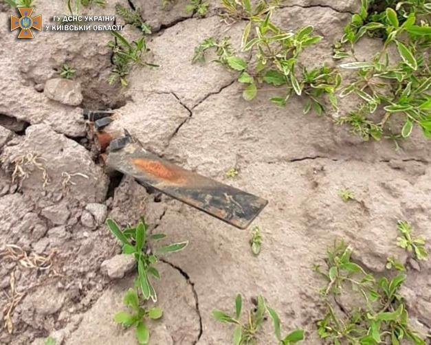 В Киевской области в поле обнаружили остатки неуправляемой авиаракеты