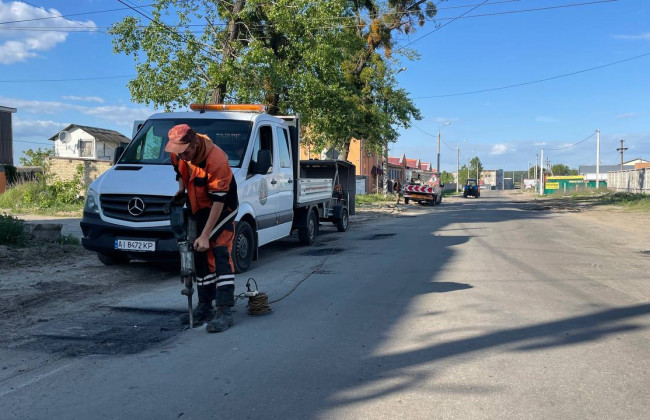 «Киевоблавтодор» восстанавливает дорогу между селами Мощун и Горенка, фото