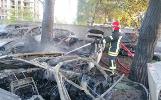 В Дарницком районе Киева загорелись 7 легковых автомобилей: фото