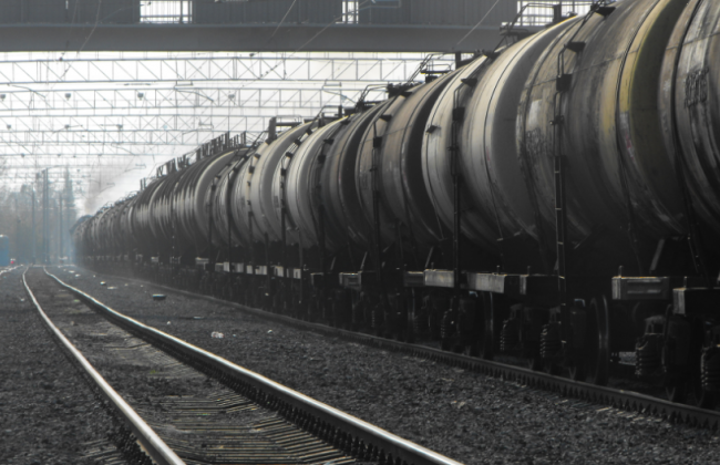 Кабмін вирішив забрати 10 тисяч тон дизелю у військових та передати його «Укрзалізниці»