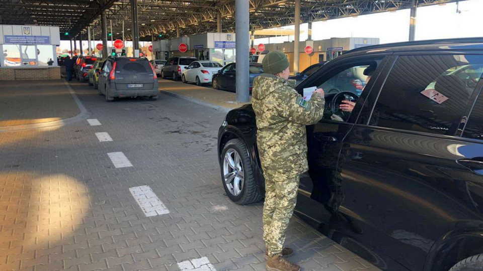 Кому з чоловіків та наскільки дозволять виїжджати за кордон