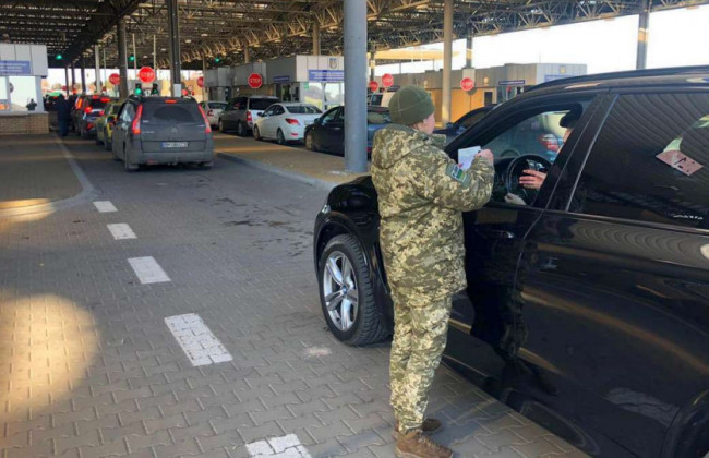 Кому з чоловіків та наскільки дозволять виїжджати за кордон