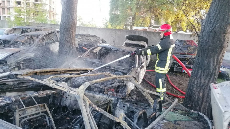 В Дарницком районе Киева загорелись 7 легковых автомобилей: фото