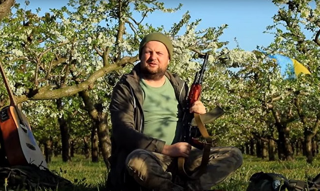 С гитарой и оружием: группа ТІК перевыпустила клип на знаменитую песню «Так, я люблю Україну», видео